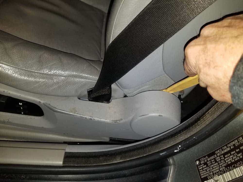 bmw e61 headliner removal - Pry the trim off of the side of the front seats with a plastic trim tool