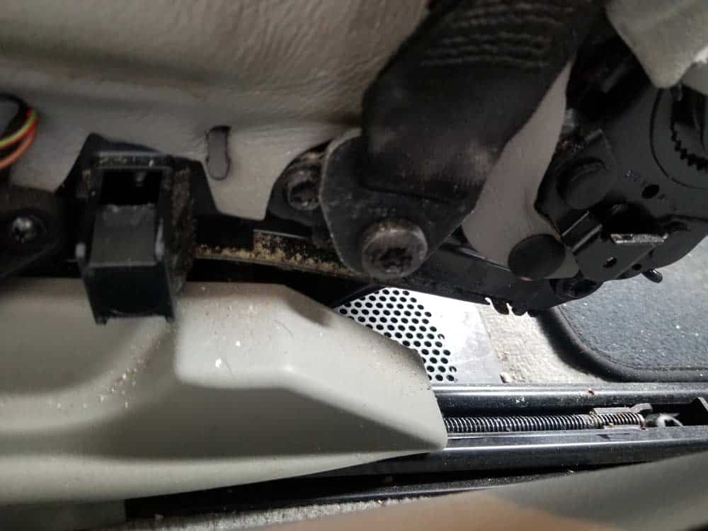 bmw e61 headliner removal - Locate the bolt anchoring the seatbelt to the seat frame