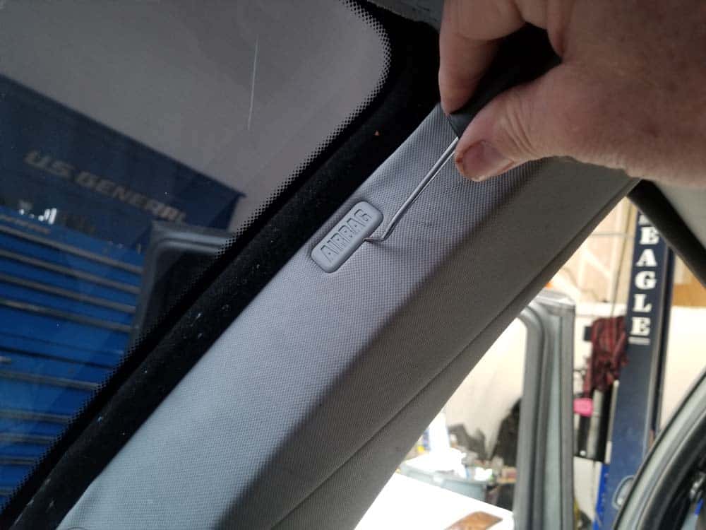 bmw e61 headliner removal - Remove the Airbag cover cap with a metal pick from the rear of the C pillar