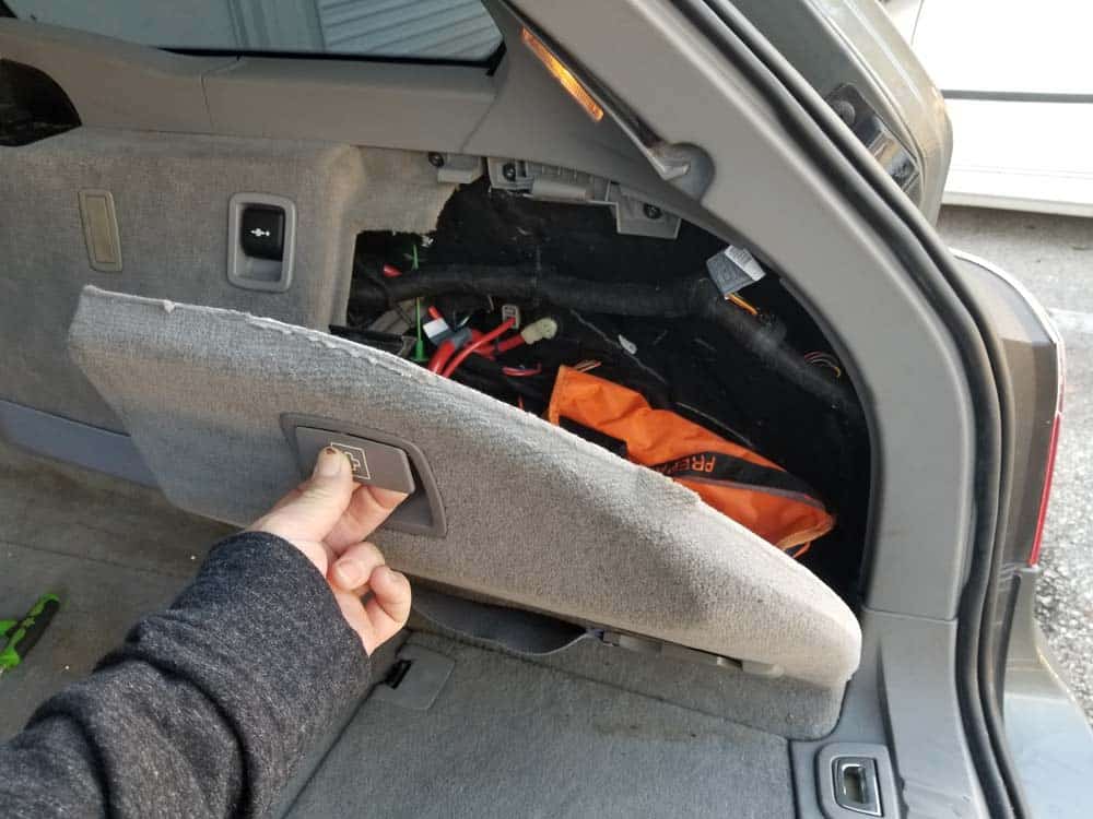 bmw e61 headliner removal - remove the side hatches in the trunk area