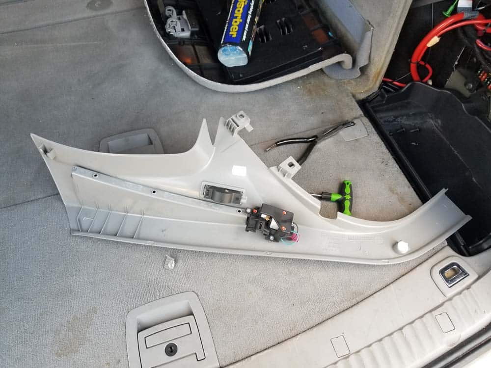 bmw e61 headliner removal - disconnect the two electrical plugs and remove the trim from the vehicle