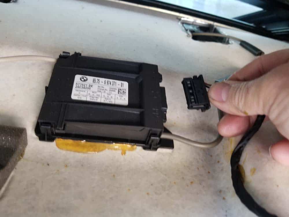 bmw e61 headliner removal - Unplug the ultrasonic alarm module