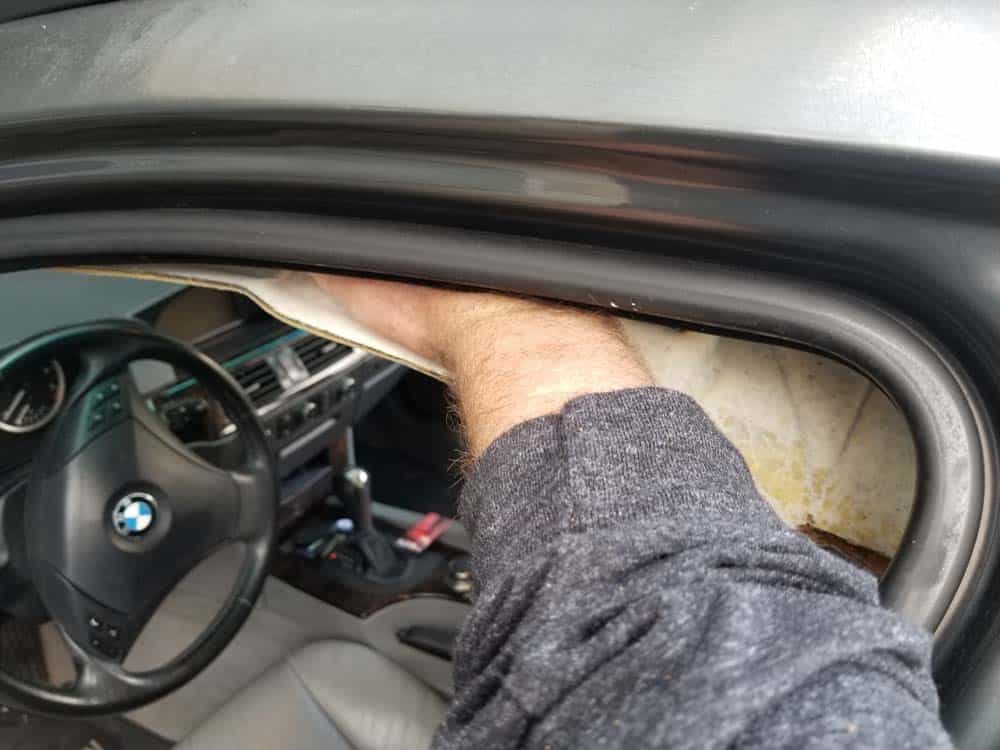 bmw e61 headliner removal - insert your arm over the headliner and press down to release it from the front of the vehicle