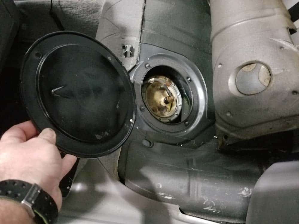 bmw e60 fuel pump replacement - Remove the cover from the vehicle
