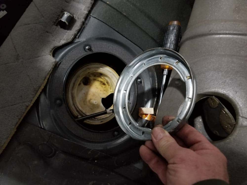 bmw e60 fuel pump replacement - Remove the screw cap from the fuel filter