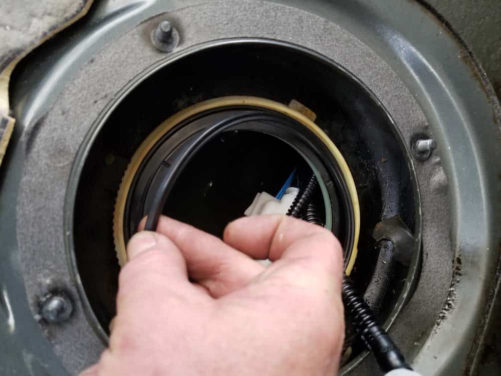 bmw e60 fuel pump replacement - Install a new rubber seal on the fuel filter