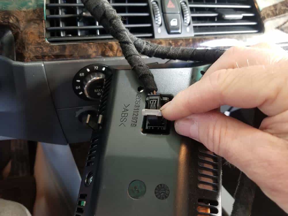 bmw e60 idrive upgrade - Remove the wiring harness from the rear of the iDrive screem