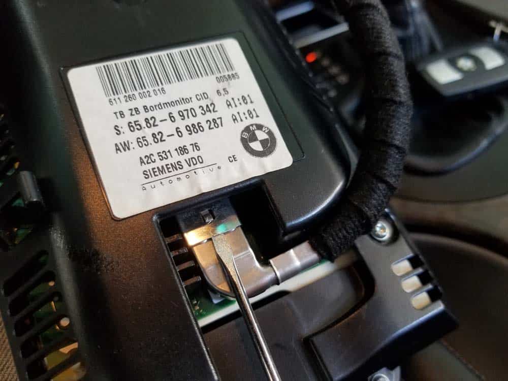 bmw e60 idrive upgrade - Use a flatblade screwdriver to release the second electrical connector.