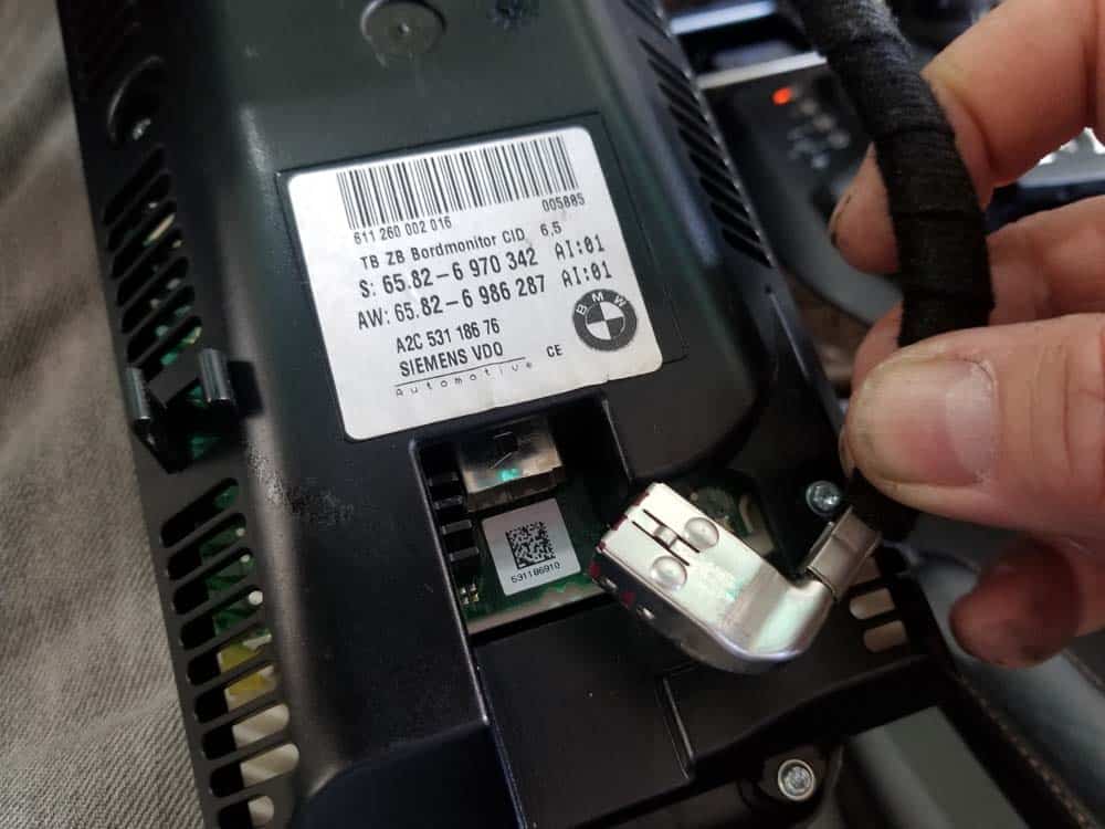 bmw e60 idrive upgrade - Unplug the second electrical connector from the rear of the screen