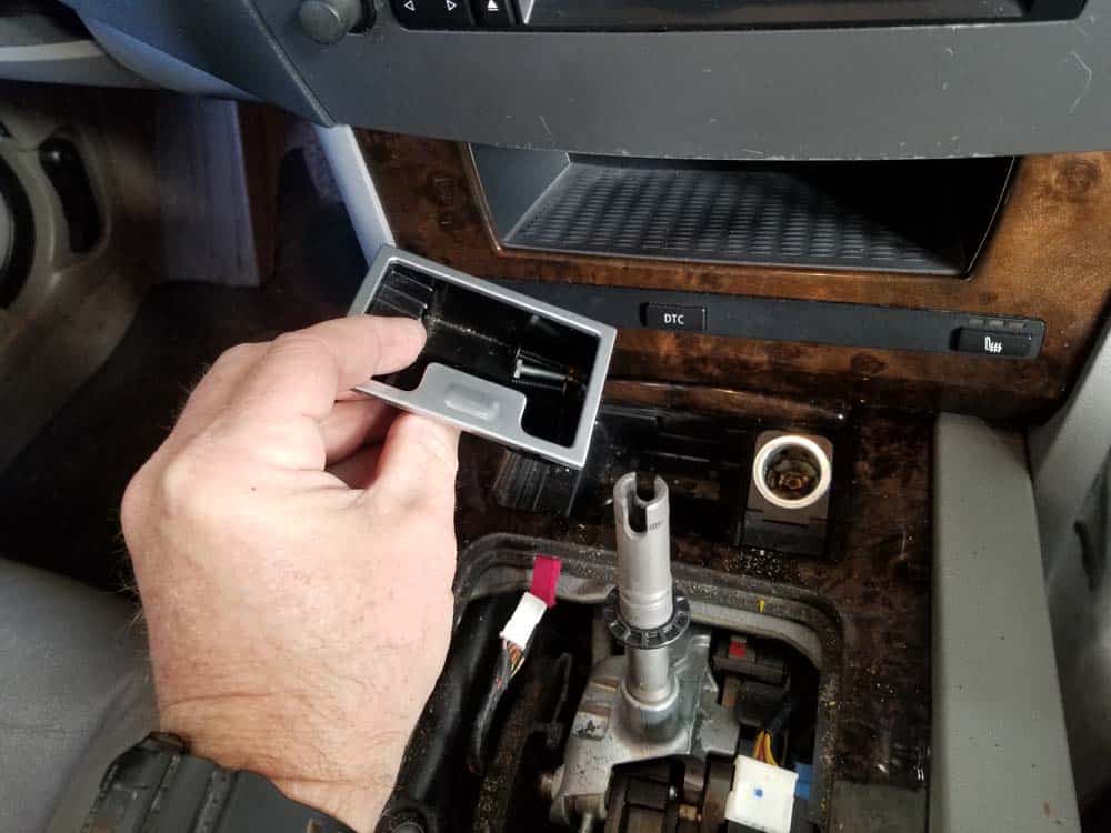 bmw e60 idrive upgrade - Remove the ashtray from the vehicle.