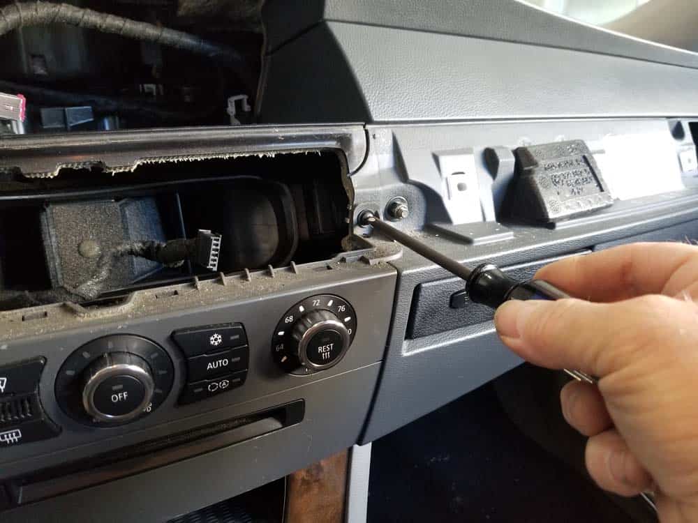 bmw e60 idrive upgrade - Remove the two screws anchoring the center dashboard trim