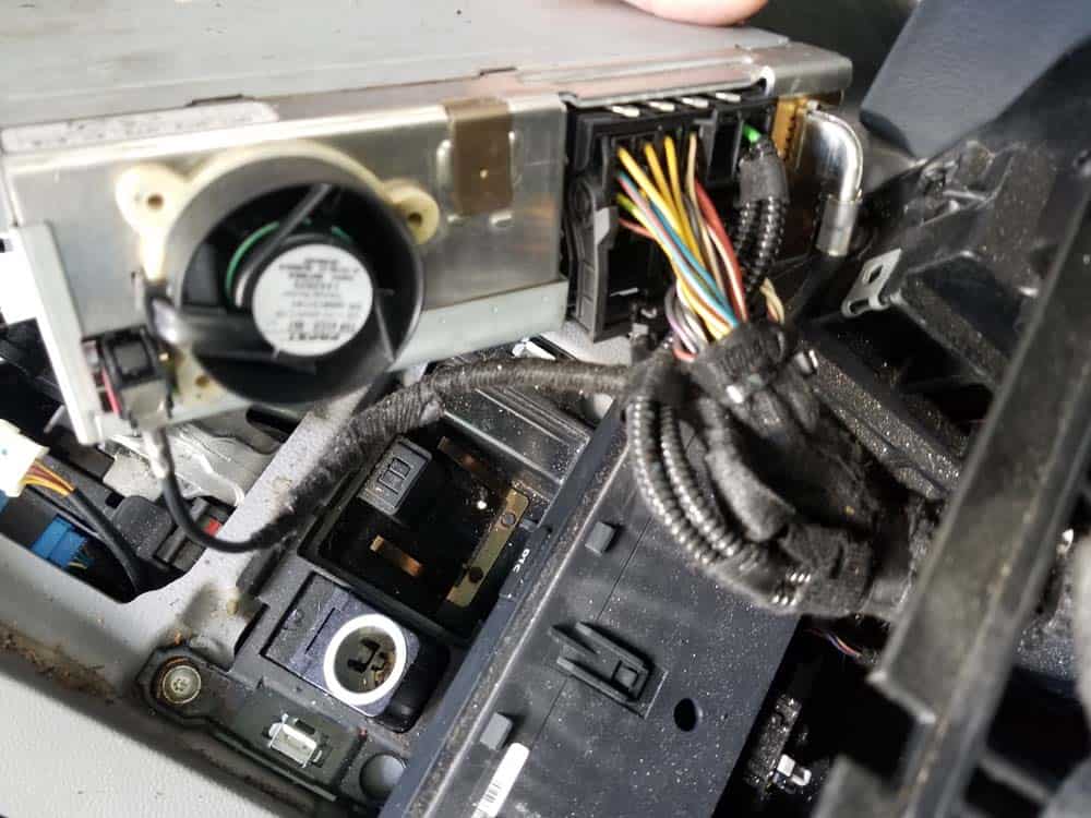 bmw e60 idrive upgrade - Locate the main wiring harness on the back of the head unit