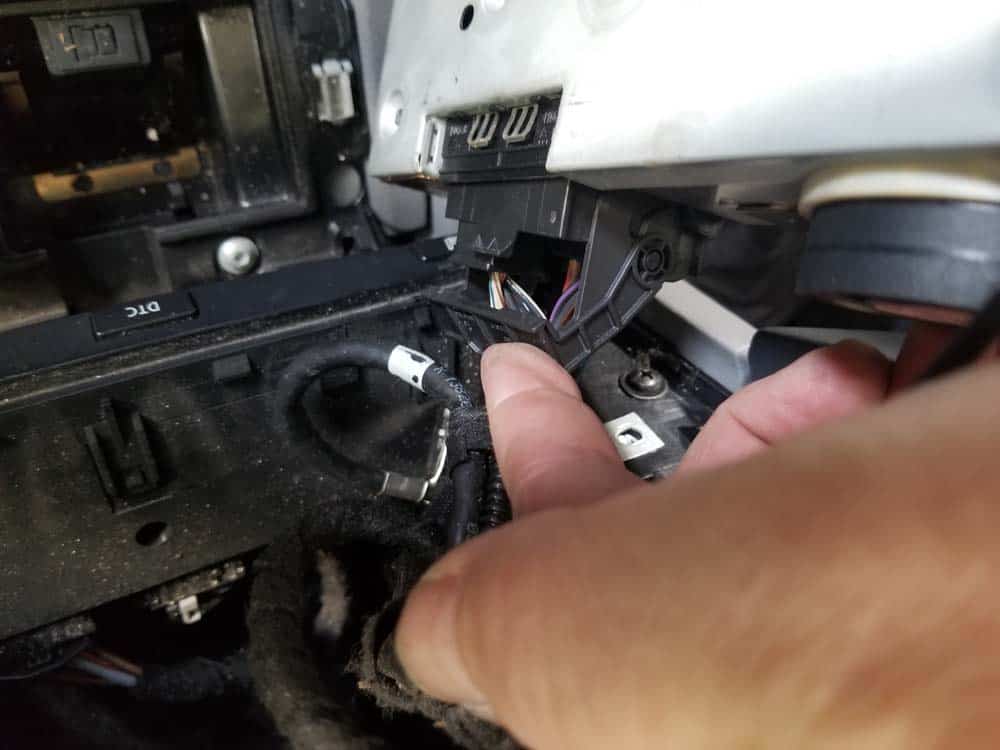 bmw e60 idrive upgrade - Lift the locking arm and unplug the main wiring harness.