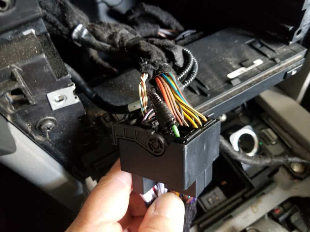 bmw e60 idrive upgrade - Plug the two wiring harnesses together and secure them with the plastic locking arm.
