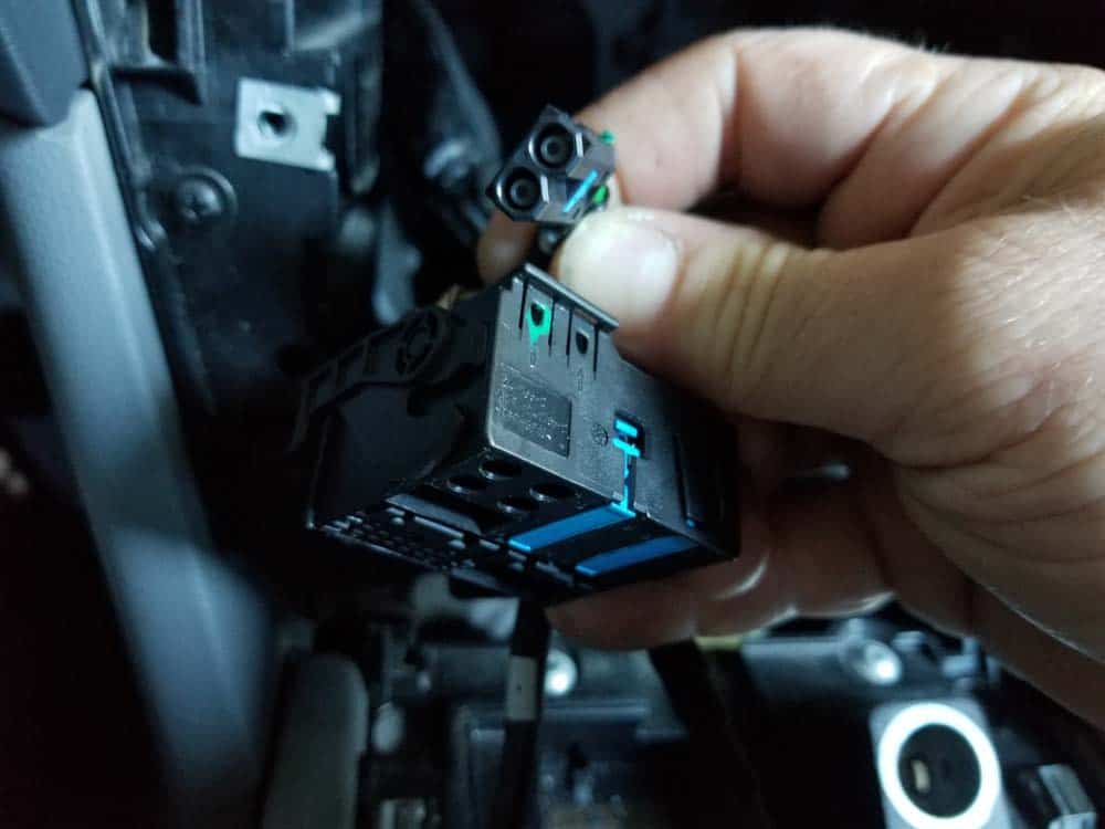 bmw e60 idrive upgrade - Unplug the satellite radio 