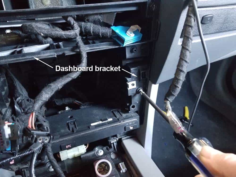 bmw e60 idrive upgrade - Remove the dashboard bracket mounting screws