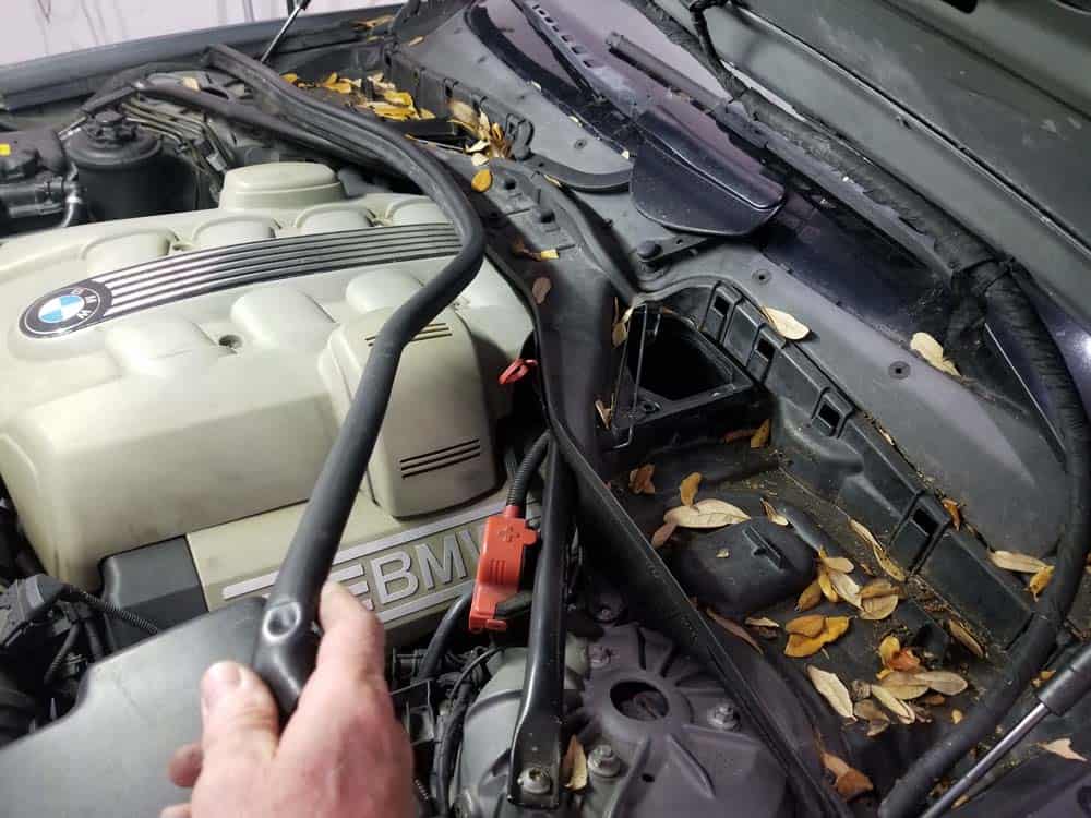 bmw n62 fuel injector replacement - Remove the rubber hood gasket.