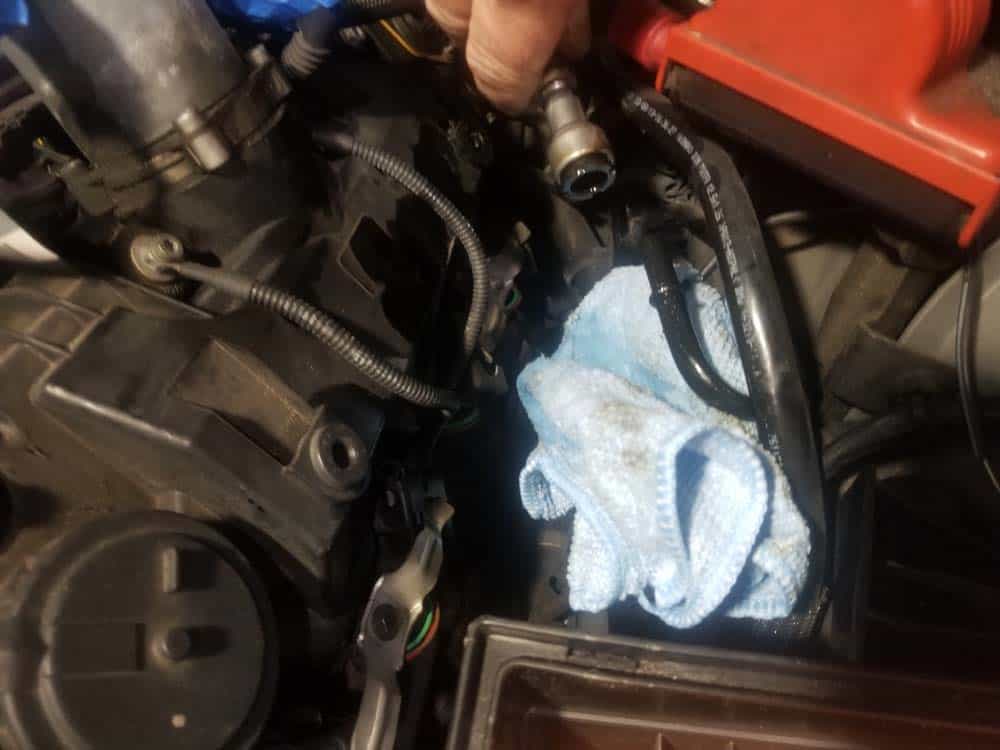 bmw n62 intake manifold gasket replacement - Disconnect the fuel line