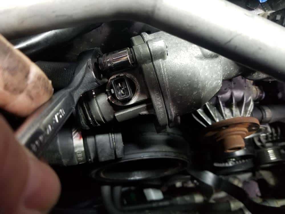 bmw n62 water pump replacement - remove the thermostat mounting bolts