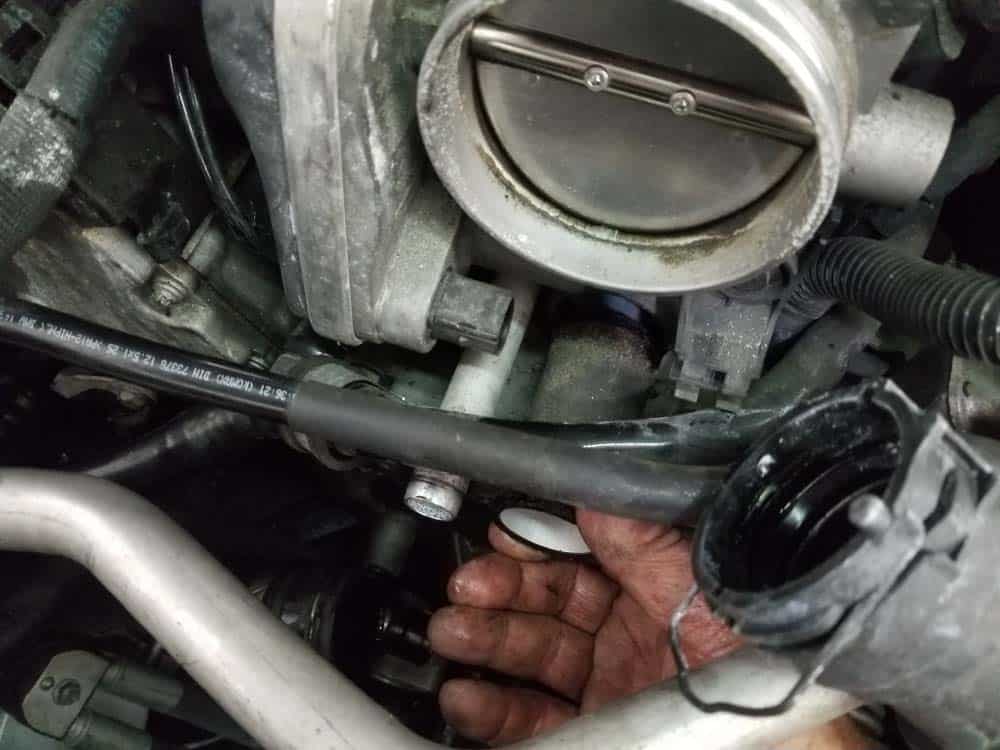 bmw water pump replacement - Grasp the return coolant pipe and remove it from the engine