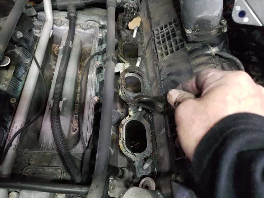 bmw n62 intake manifold - Remove the old intake manifold gaskets from the cylinder head