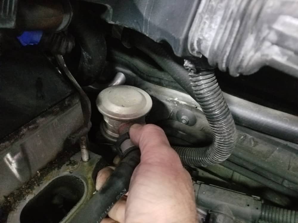 bmw n62 air pump control valve replacement - Squeeze the pressure hose assembly connection 