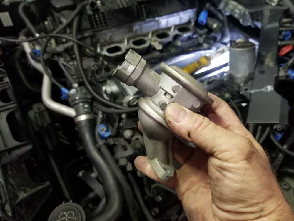 bmw n62 air pump control valve replacement - Remove the valves from the engine