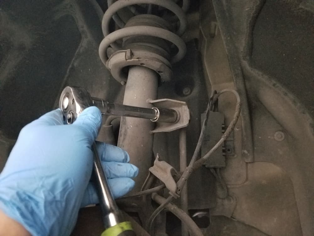 bmw e60 front strut replacement - Use a 16mm socket wrench to remove the sway bar link mounting nut
