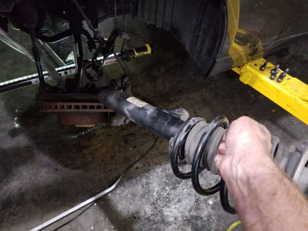 bmw e60 front strut replacement - Remove the front strut from the steering knuckle