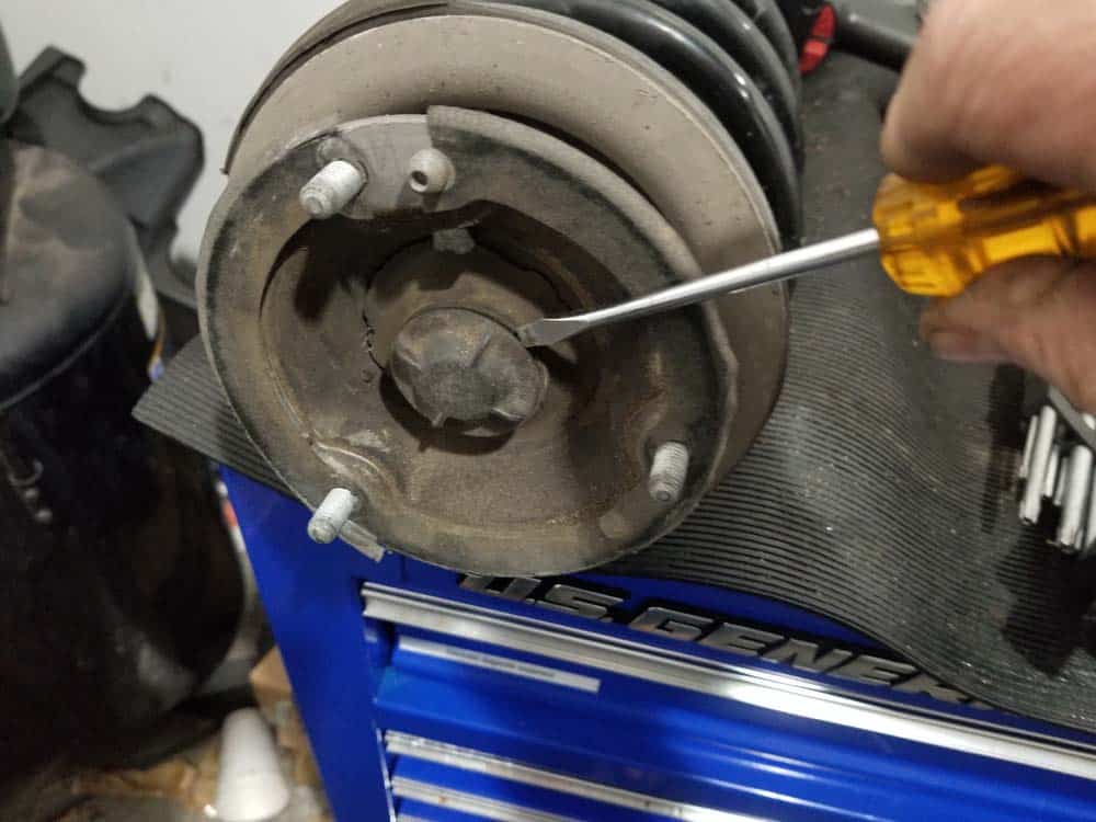 bmw e60 front strut replacement - Remove the protective dust cap from the strut shaft nut