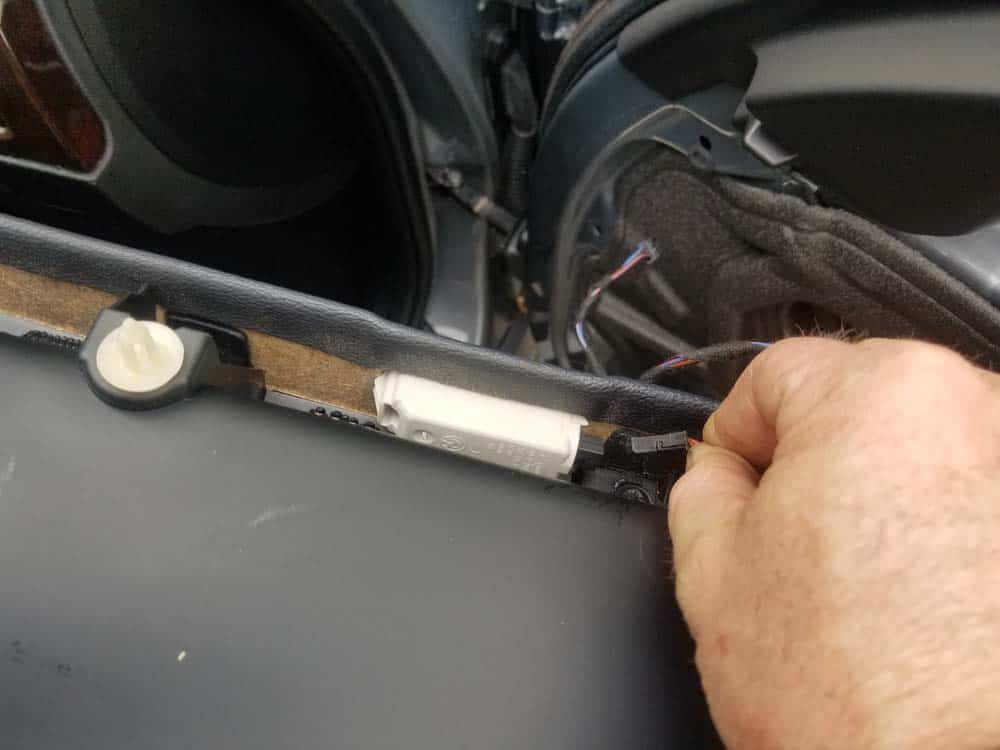 bmw e90 door handle replacement - Disconnect the courtesy light