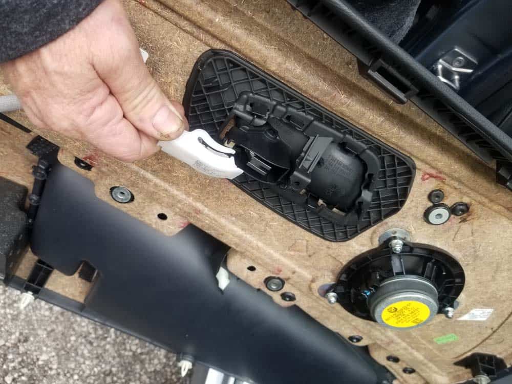 bmw e90 door handle replacement - Disconnect the door latch cable
